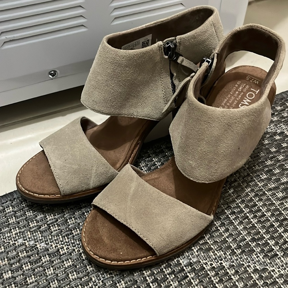7.5 Toms Majorca, tan suede heels.